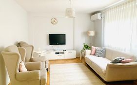Cozy City Center Apartment